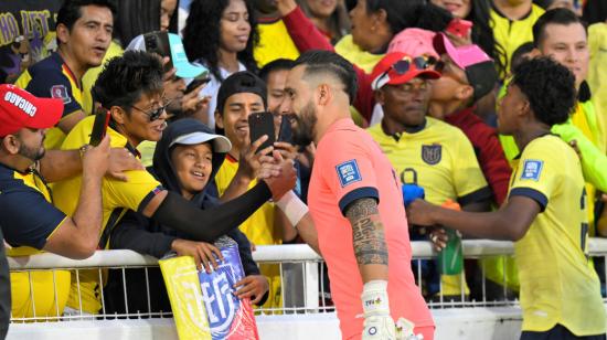 El arquero de Ecuador, Hernán Galíndez, se toma foto con los hinchas luego del partido ante Uruguay, por la Fecha 2 de Eliminatorias.