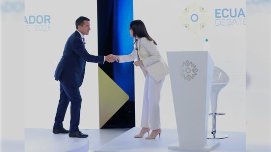 Daniel Noboa y Luisa González en el debate presidencial del 1 de octubre de 2023, previo a la segunda vuelta electoral.