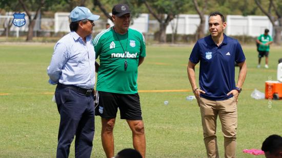 Óscar Cortés (d), durante el entrenamiento de Emelec en Samanes, este 2 de octubre de 2023.