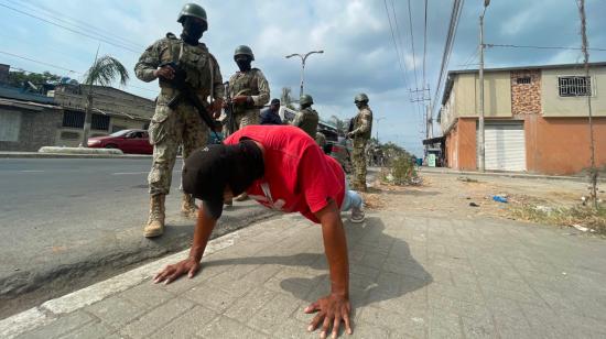 Militares participan de un nuevo operativo en Durán, cantón de Guayas, sumido en la violencia y donde sus funcionarios municipales reciben amenazas. Imagen del 30 de septiembre. 