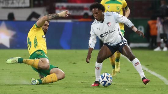 Jhojan Julio, durante el partido de Liga de Quito ante Defensa y Justicia, el 27 de septiembre de 2023.