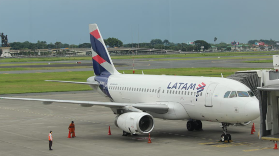 Imagen referencial de un avión de Latam en el Aeropuerto José Joaquín de Olmedo de Guayaquil. Foto de marzo de 2023. 