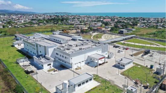 Panorámica del hospital de Pedernales, una obra que lleva años de retraso y que finalmente sería inaugurada el 4 de octubre. 