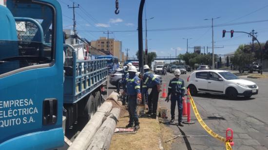 Imagen referencial. Trabajos de empleados de la Eléctrica de Quito, el 2 de octubre de 2023. 