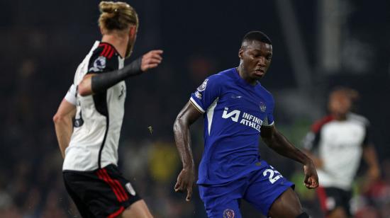 Moisés Caicedo disputa una pelota en el partido entre Chelsea y Fulham, el 2 de octubre de 2023.