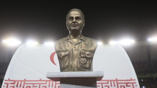 Imagen de una estatua del exmilitar Qasem Soleimani, en un estadio en Irán, el 2 de octubre de 2023.