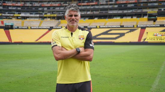 Diego López, técnico de Barcelona SC, en la cancha del estadio Banco Pichincha.