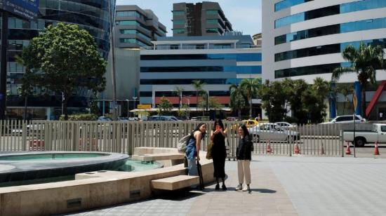 Personas junto a una pileta en Guayaquil, el 3 de octubre de 2023.