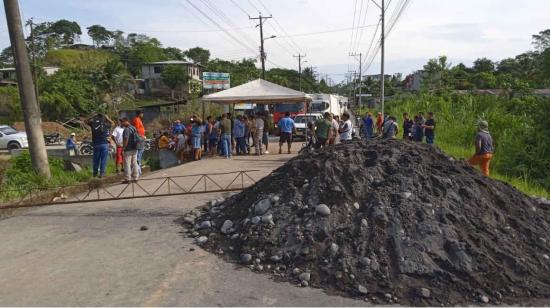 Uno de los cierres viales en la vía Auca, en Orellana. El 1 de octubre de 2023.