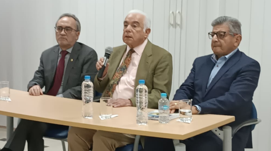 Ministro de Energía, Fernando Santos (centro), junto al director de Cenace, Gabriel Argüello, y el gerente de Celec, Gonzalo Uquillas. 