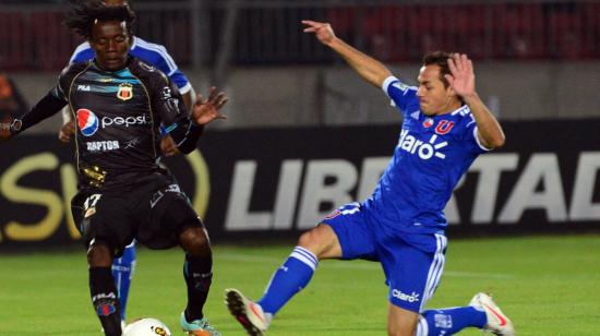 Juan Carlos Paredes (izquierda) disputa una pelota en un partido en Santiago de Chile por Copa Libertadores, el 10 de mayo de 2012. 