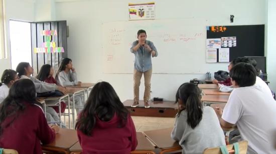 Un profesor durante una clase de lengua de señas, en una escuela especializada en Guayaquil, en 2022.