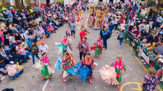 Danzantes desfilan en el cantón Pujilí en enero de 2023.