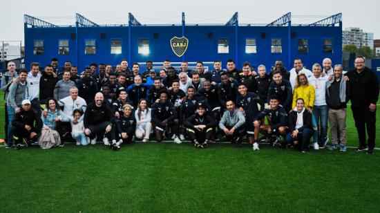 La delegación de Liga de Quito que viajó a Buenos Aires se tomó esta tradicional fotografía, después del entrenamiento en Casa Amarilla, el 3 de octubre de 2023. 