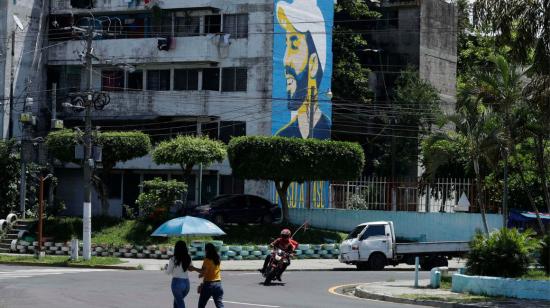 Un edificio multifamiliar donde se observa un mural del presidente salvadoreño, Nayib Bukele, el 1 de octubre de 2023, en San Salvador (El Salvador). 