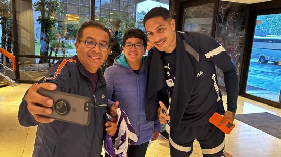 El delantero de Liga de Quito, Paolo Guerrero, se toma fotos con hinchas en el hotel Sheraton de Buenos Aires, el 3 de septiembre de 2023.