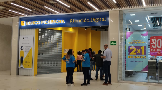 Agencia del Banco Pichincha en el centro comercial Riocentro Shopping, en el norte de Quito, septiembre de 2023. 