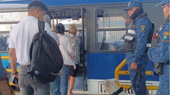 Imagen referencial de una de las paradas del sistema de transporte Metrovía en Guayaquil, octubre de 2022.