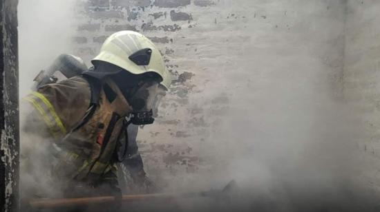 Bomberos trabajan en un incendio en una vivienda del cantón Mejía, en Pichincha, el 3 de octubre de 2023.