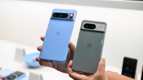 Los dos nuevos celulares de Google, Pixel 8 y 8 Pro, presentados en Nueva York, el 4 de octubre de 2023. 