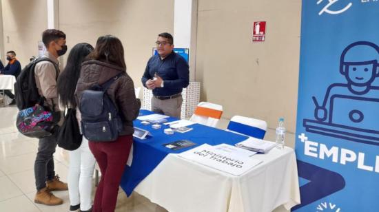 Personas en un stand de Encuentra Empleo del Ministerio de Trabajo, en octubre de 2022.