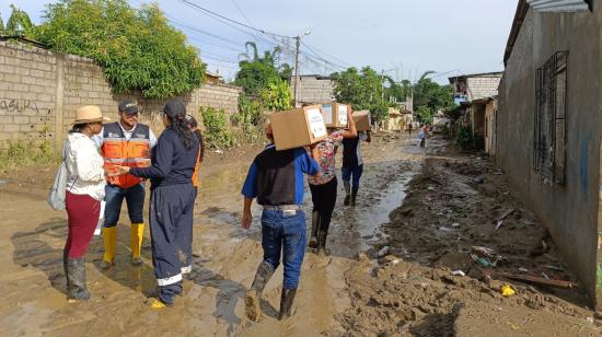 Entrega de víveres a damnificados de las lluvias en Esmeraldas, en junio de 2023.