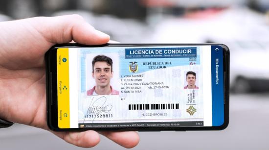 Un usuario muestra su licencia de conducir digital, el 4 de octubre de 2023 en Quito.
