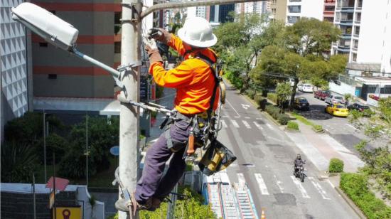 Trabajos de mantenimiento de redes eléctricas en Quito, el 8 de mayo de 2023.