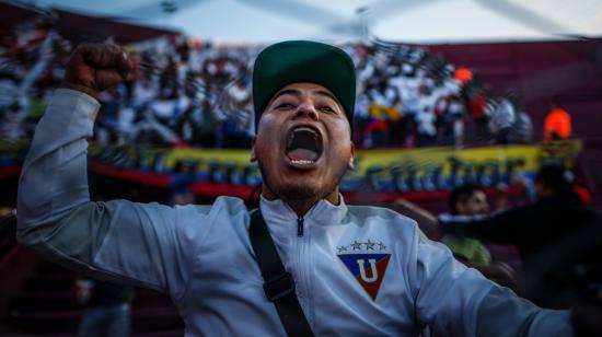 Un hincha de Liga durante la semifinal de vuelta de la Copa Sudamericana ante Defensa y Justicia, el 4 de octubre de 2023.