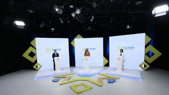 Los candidatos Daniel Noboa y Luisa González, junto a la moderadora Ruth del Salto, en el debate por la segunda vuelta presidencial, el 1 de octubre de 2023. 