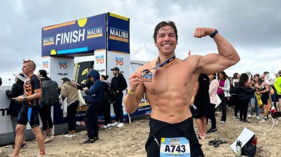 Joe Baena, hijo de Arnold Schwarzenegger, al terminar el triatlón de Malibú.