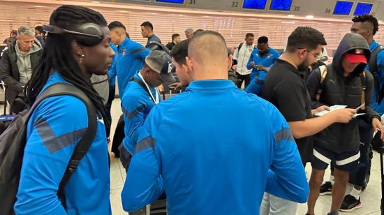 Los jugadors de Liga en el Aeropuerto de Ezeiza en Buenos Aires antes de viajar a Quito.