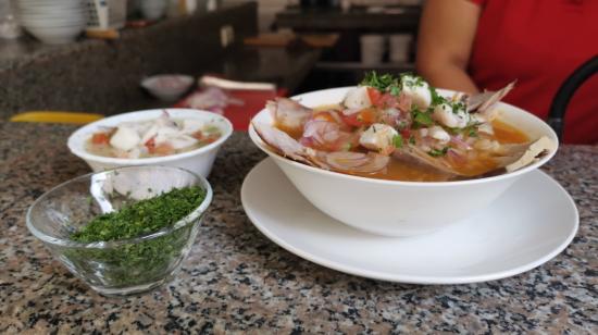 El encebollado de La Culata, en el centro de Guayaquil, tiene la particularidad que se acompaña con ceviche de pescado encurtido.