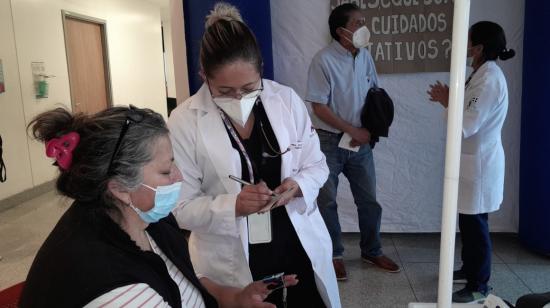 Una mujer recibe atención médica en el Hospital Quito Sur del IESS, el 5 de abril de 2023.