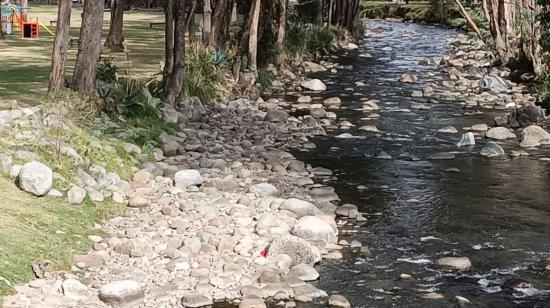 El río Yanuncay, en el sur de Cuenca, el 5 de octubre de 2023.