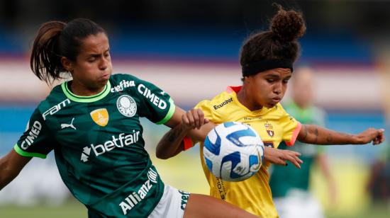 Adaima de Palmeiras disputa el balón con Lisa Campos de Barcelona en la Fecha 1 de la Copa Libertadores femenina, el 5 de octubre de 2023.