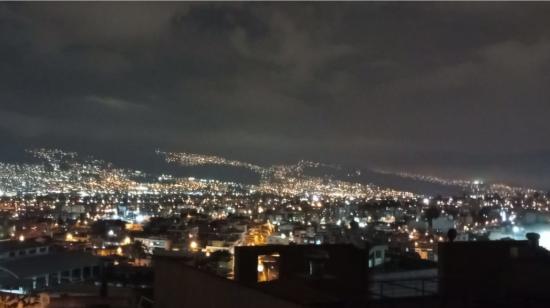 Una panorámica de Quito durante el apagón que sufrieron varios barrios de la capital, el 4 de octubre de 2023.