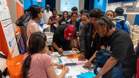 Migrantes escuchan respuestas y orientaciones durante un taller de asesoría, realizado en Nueva York, el 5 de octubre de 2023.