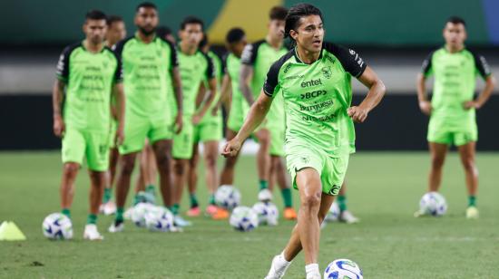 El jugador de la selección boliviana, Marcelo Moreno Martins y sus compañeros, participan en un entrenamiento, en el estadio Mangueirão en Belém (Brasil).