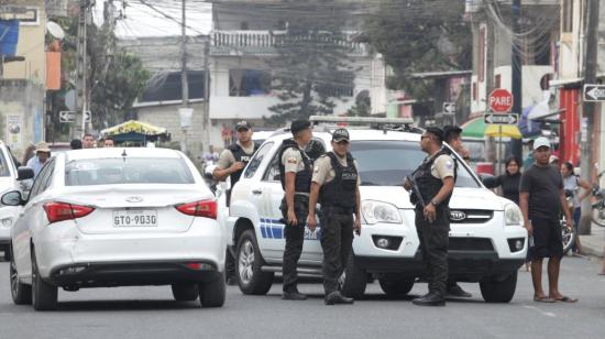 La Policía en un operativo en la cooperativa Ana María de Olmedo en Durán, el 5 de octubre de 2023.