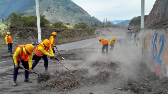 Obreros trabajan en la vía Cahuají - límite provincial, con Tungurahua, el 6 de octubre de 2023.