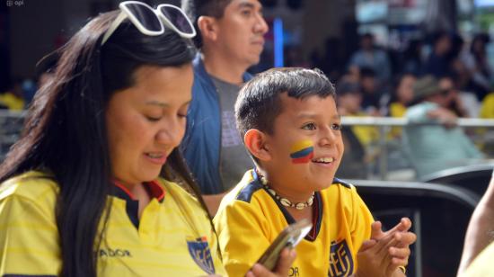 Hinchas de Ecuador en el patio de comidas del Mall del Río, Cuenca, ven el partido de la Fecha 2 de Eliminatorias, ante Uruguay.