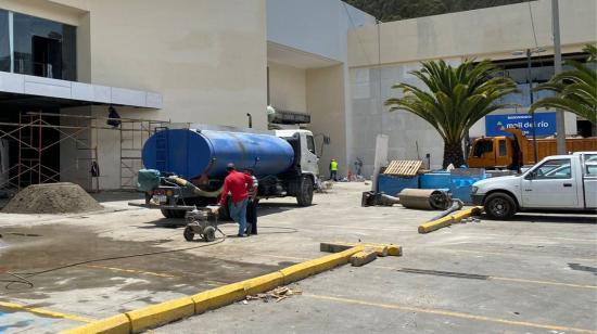 Trabajos de ampliación en el Mall del Río, en Cuenca, el 5 de octubre de 2023.