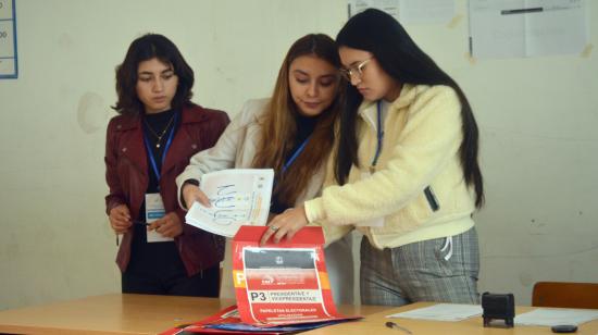 Miembros de junta receptora del voto durante el simulacro de las elecciones en Cuenca, este 1 de octubre de 2023.