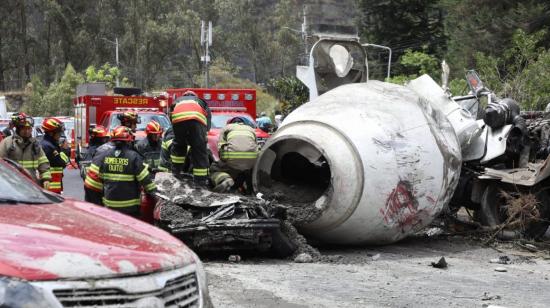 Personal del Cuerpo de Bomberos de Quito trabaja en la avenida Simón Bolívar y Conquistadores, donde ocurrió un accidente de tránsito el 6 de octubre de 2023. 