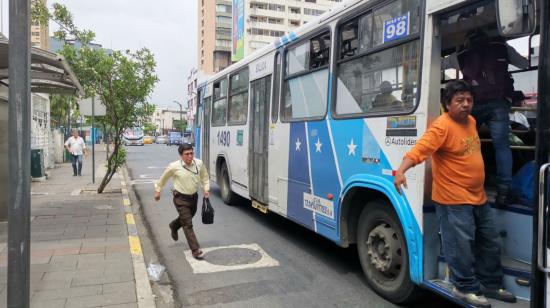En Guayaquil al bus urbano se le dice 'buseta', porque antes eran del tamaño de una buseta o incluso busetas escolares operaban como transporte público. 