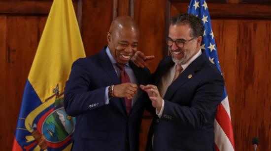 El alcalde de Nueva York, Eric Adams, y el canciller Gustavo Manrique, en Quito, el 6 de octubre de 2023.