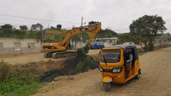 Municipio de Guayaquil limpia una zanja en una zona de Monte Sinaí, al noroeste de la ciudad, vulnerable ante El Niño.