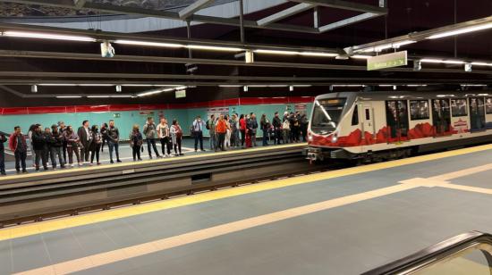 Usuarios en una estación del Metro de Quito, en marzo de 2023.