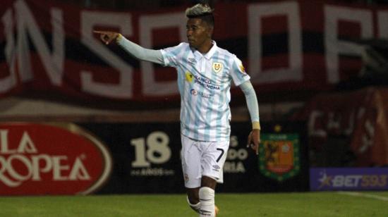 Arón Rodríguez festeja su gol en el partido de Univesidad Católica ante Deportivo Cuenca, el 6 de octubre de 2023.